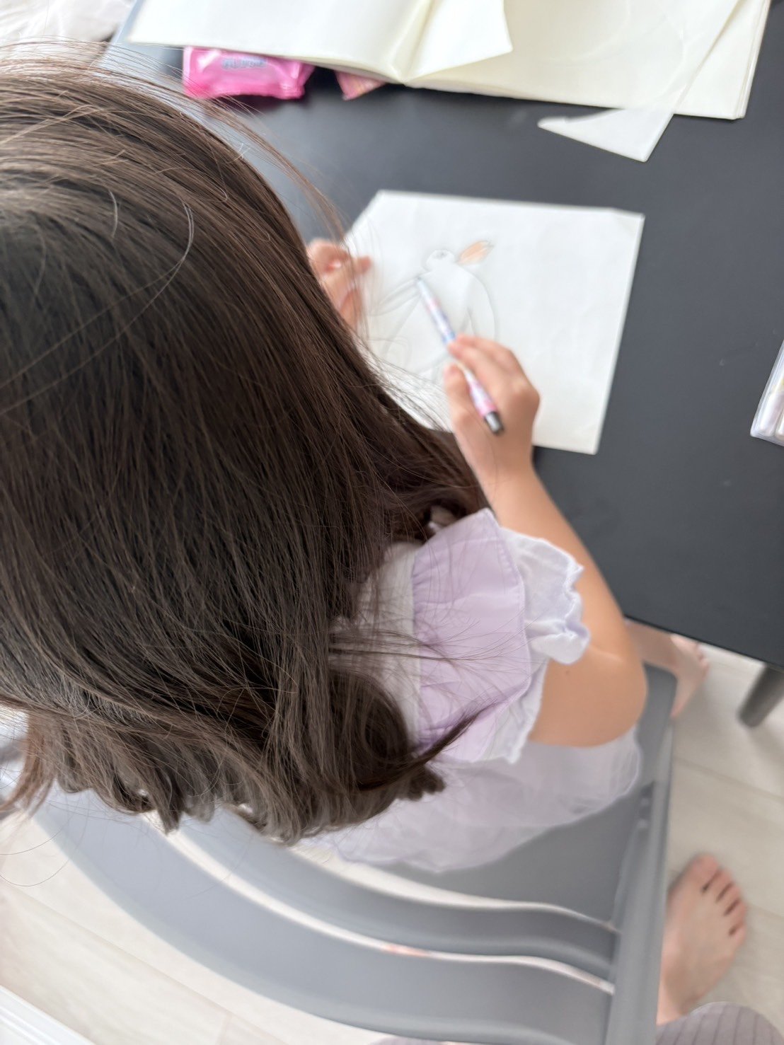 後ろから見た、お絵描きを楽しむお子さんの様子