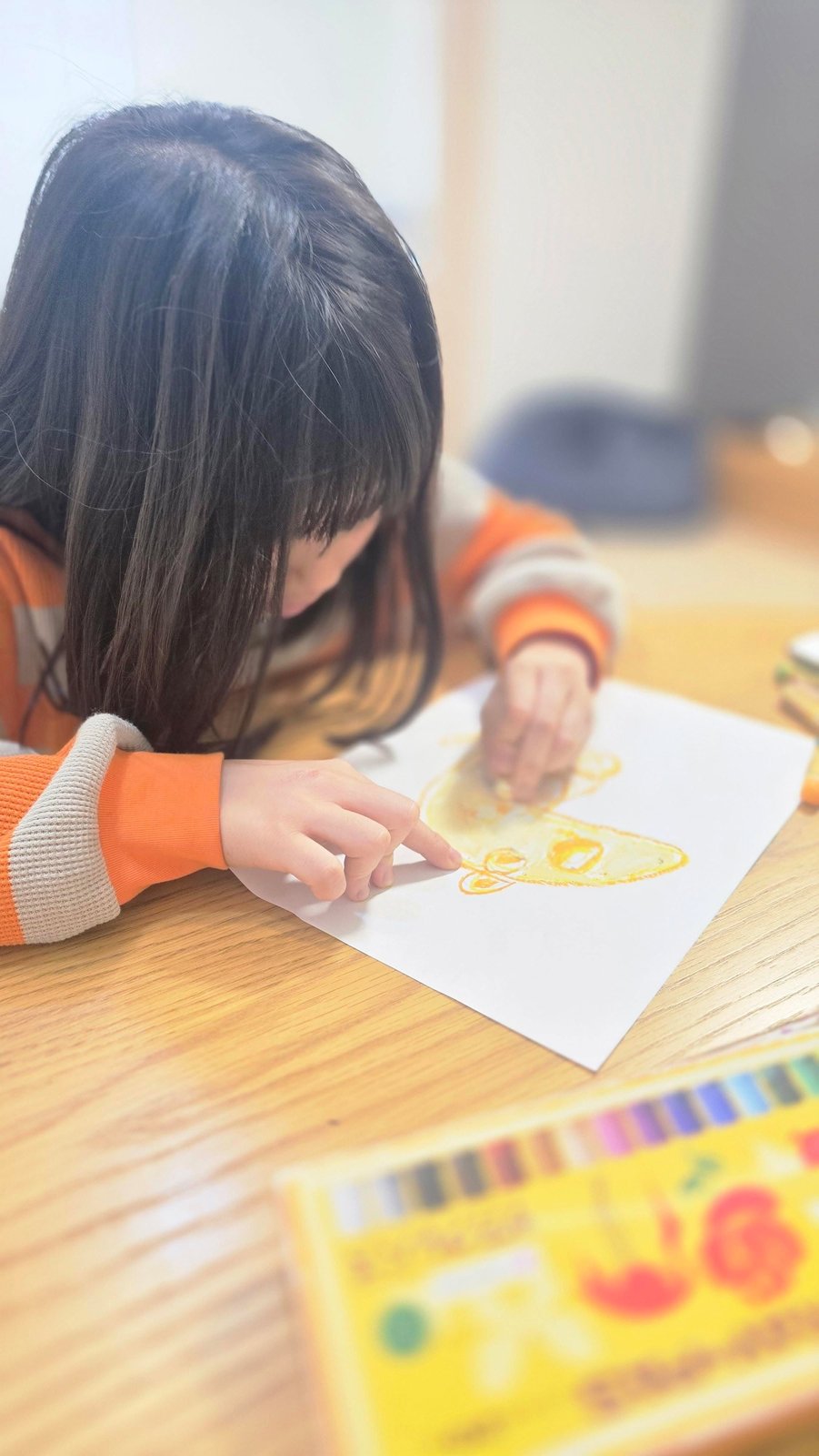 ただいま製作中のアリクイの絵を、お子さんが描いている様子